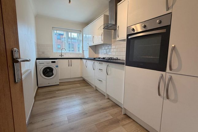 1 Morriss Court, Oakdene Road, Redhill photo 2