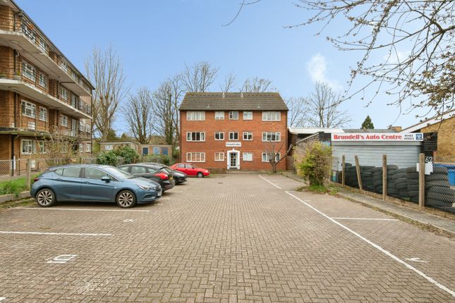 Studio flat on 5/French Lodge, Whinbush Road, Hitchin, £150,000