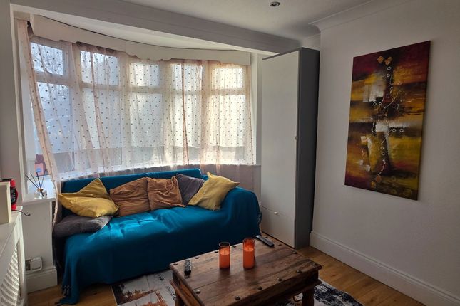 79, Barmouth Avenue, Greenford photo 2