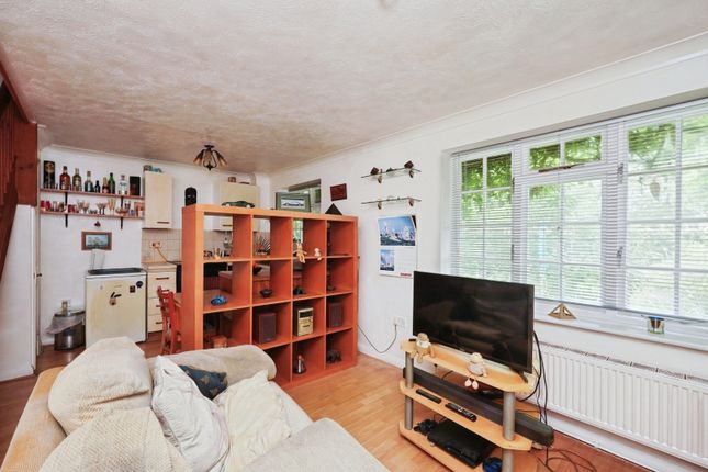 19, Newbury Close, Folkestone photo 2