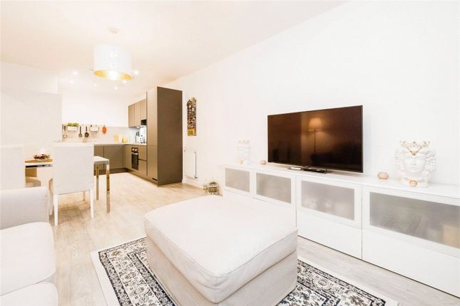 1-bed flat on 123, Chamberlain Court, London, £300,000