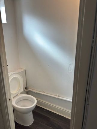 25, Dolphin Close, London photo 5