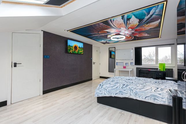 A Spacious And Bright Large Double Bedroom With Mo...