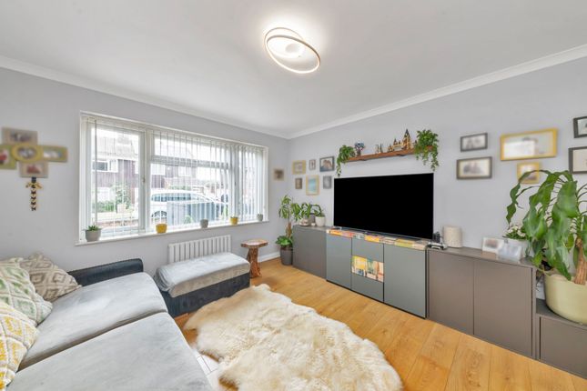 1 Poplar Drive, Royston photo 3