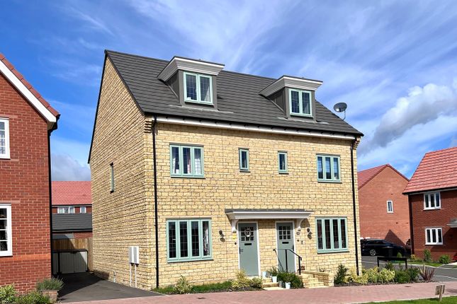 Town house for sale in Proctor Way, Faringdon