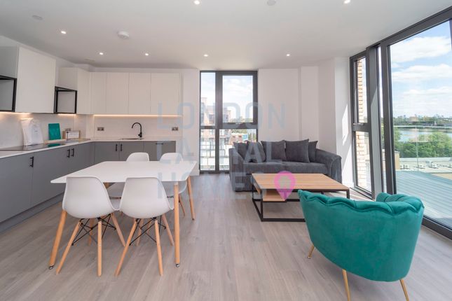 Flat to rent in Apartment In Willowbrook House, Woodberry Down, London