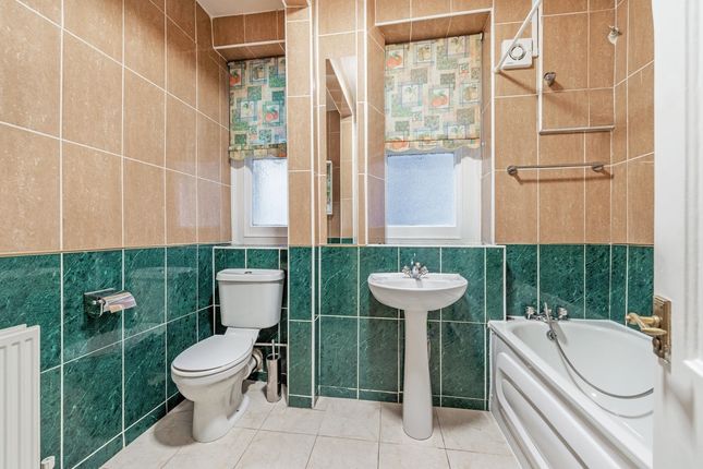 37a Kensington Hall Gardens,, Beaumont Avenue, London photo 4