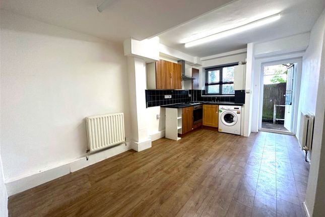 Flat to rent in Lancaster Walk, Hayes