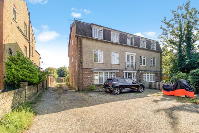 1-bed flat on 15d, The Ridgeway, Enfield, £250,000