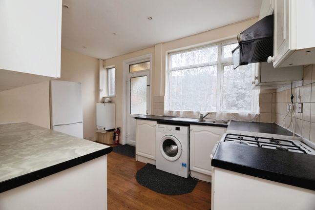 5, Coniston Avenue, Barking photo 3