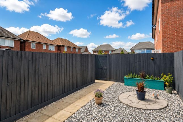 16, Squires Grove, Nottingham photo 2