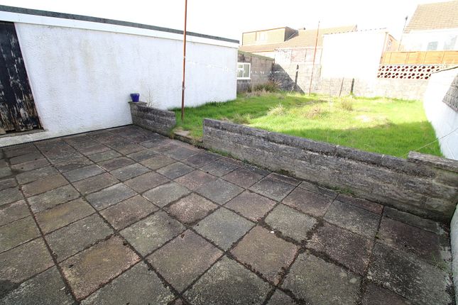 6, Highland Close, Bridgend photo 5