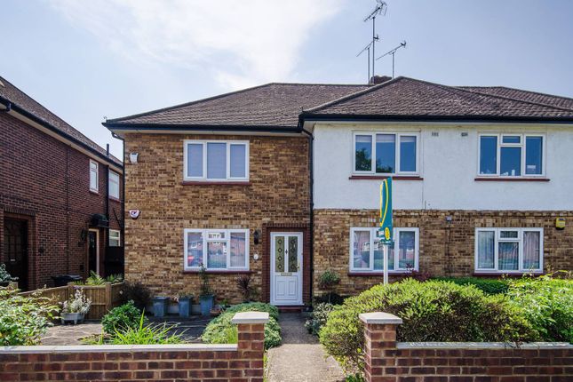 Maisonette to rent in Chamberlain Way, Pinner