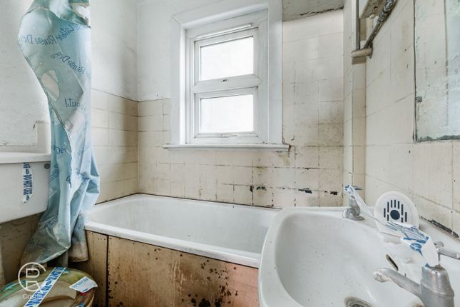 110, Humes Avenue, London photo 4