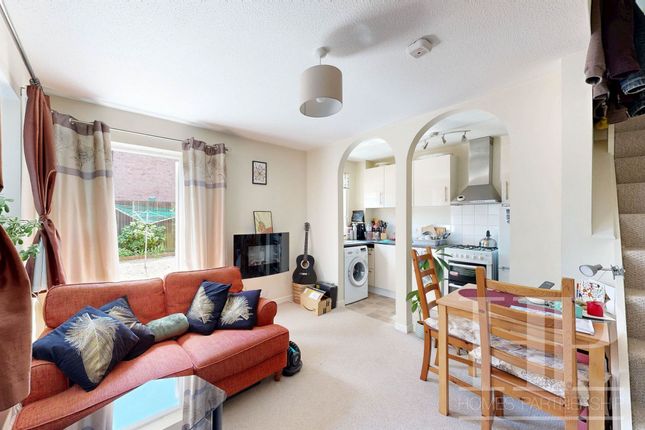 2 Hunstanton Close, Crawley photo 4