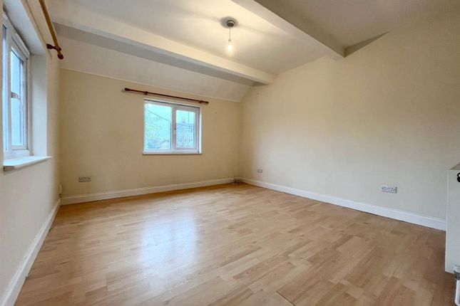 82a, Turners Hill, Cheshunt photo 5