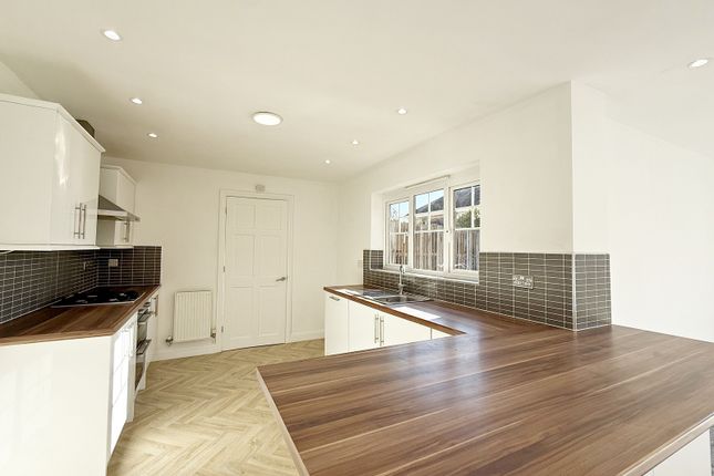 6, Swyn Y Nant, Porth photo 4