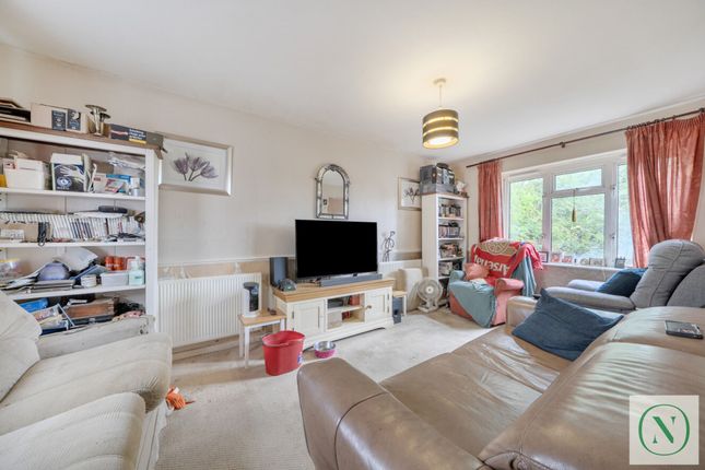 64 Ellis Road, Coulsdon photo 2