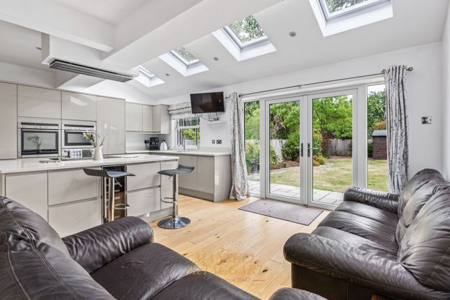 74 Lumley Road, Horley photo 4