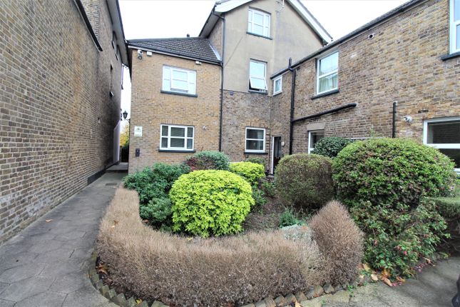 Thumbnail Flat to rent in Richmond Crescent, Staines