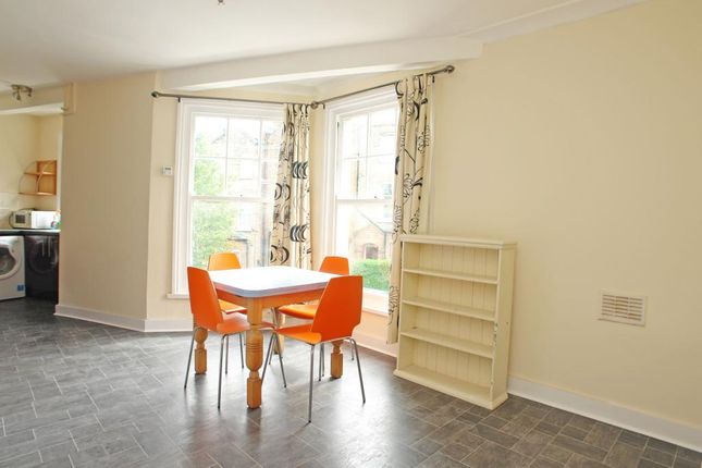 Flat to rent in Grove Hill Road, Camberwell, London