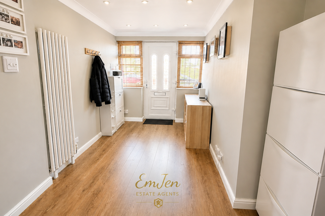 8, weelkes close, STANFORD-LE-HOPE photo 2