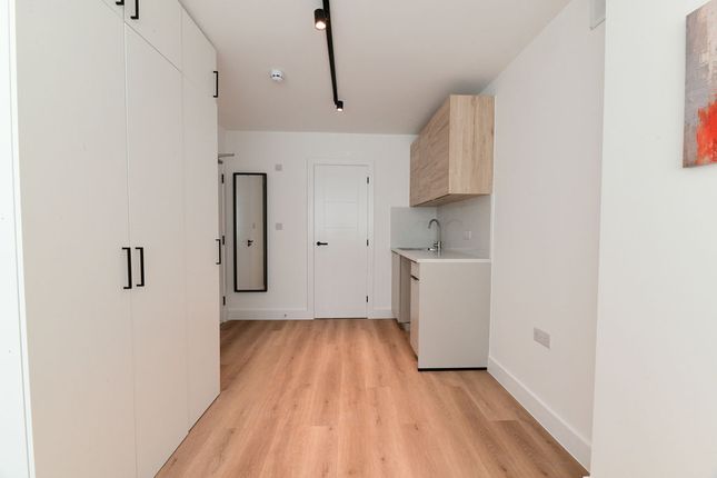 1-GFF-72, Albert Drive, London photo 4