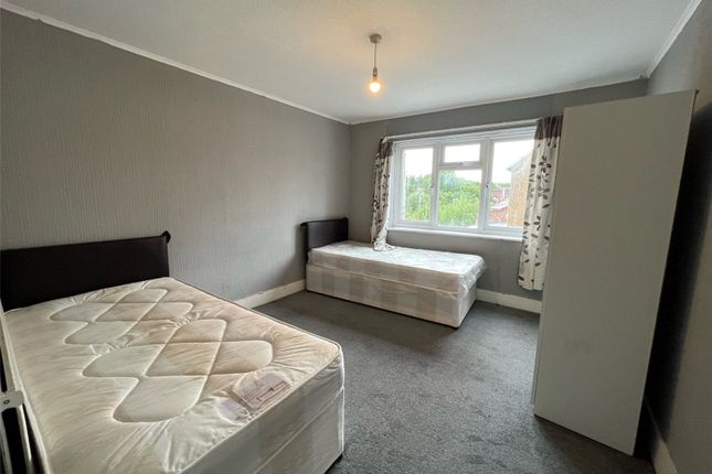 Flat for sale in Potters Road, Barnet