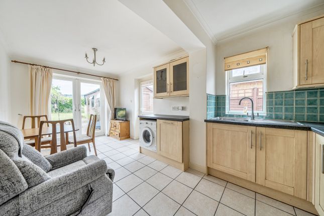 2, Lambert Close, Cheltenham photo 4