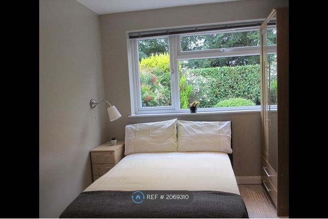 Room to rent in Moore Grove Crescent, Egham