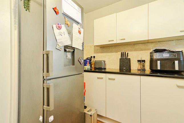 42, Frizley Gardens, BRADFORD photo 5