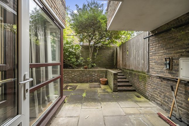17, Manningtree Close, London photo 2