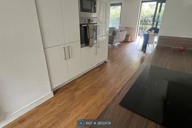 Kingfisher Heights, London photo 3