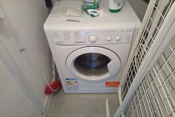 Room to rent in Wolfe Crescent, London