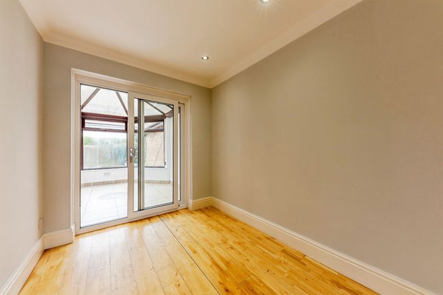 24, Regency Gardens, Grantham photo 4