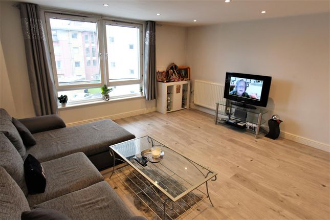 Flat to rent in Crown Close, Wood Green