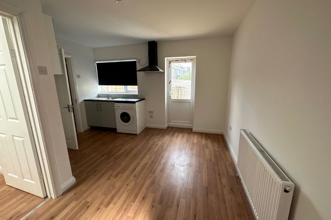 Terraced house to rent in Hart Lane, Luton, Bedfordshire LU2
