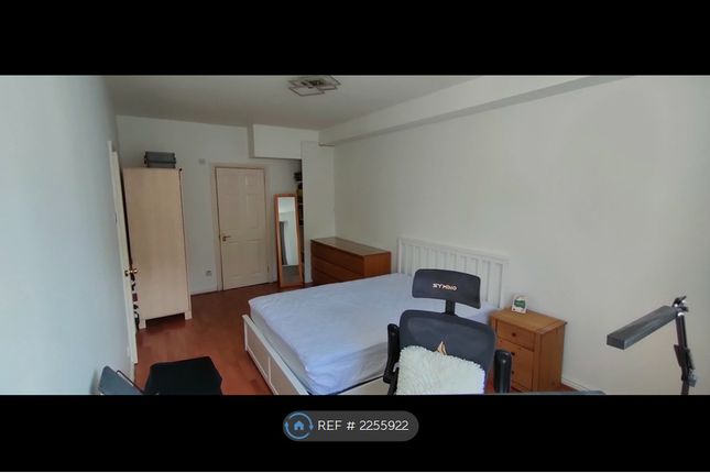 Flat, Royal Tower Lodge Cartwright Street, London photo 4