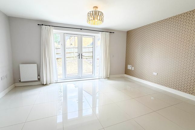 3 Glanville Crescent, Stevenage photo 2