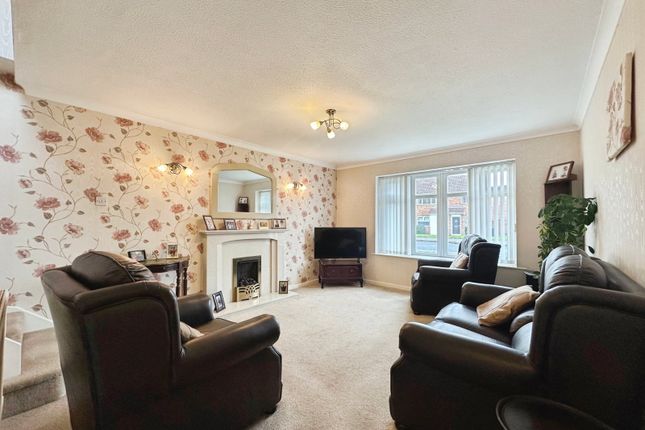 11, Leybourne Crescent, Pendeford, Wolverhampton photo 3