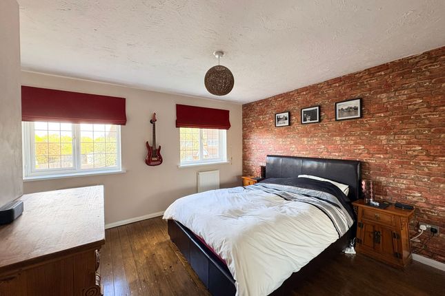 24 Grasslands, Horley photo 2