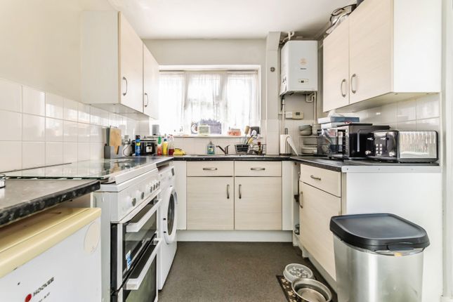 15, Calley Down Crescent, Croydon photo 4