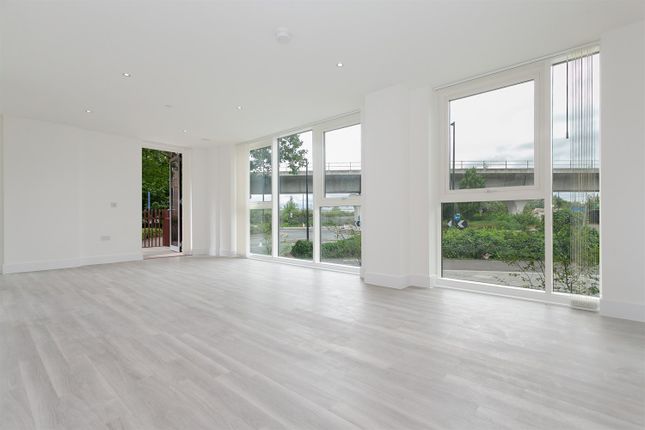 20, Flat 2, Thames Road, London photo 2