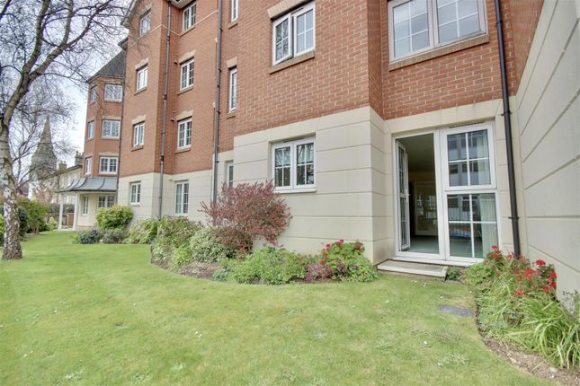 Thumbnail Flat for sale in Queens Crescent, Southsea