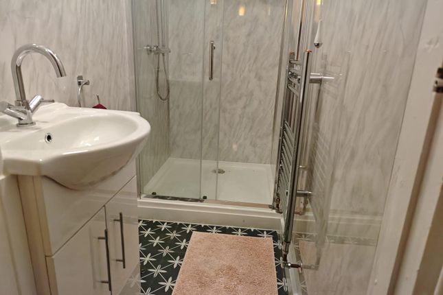 A Modern, Well-Maintained Bathroom Featuring A Wal...