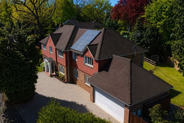 4, Carlinwark Drive, CAMBERLEY photo 2