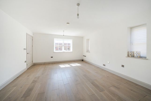 6, Lambourne Place, Uxbridge photo 3