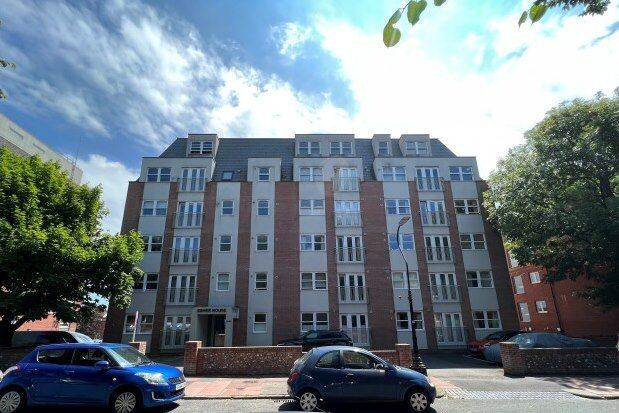 Flat to rent in Esher House, Eastbourne
