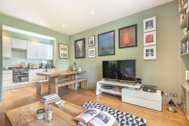Flat H, 61, Clapham Common South Side, London photo 4