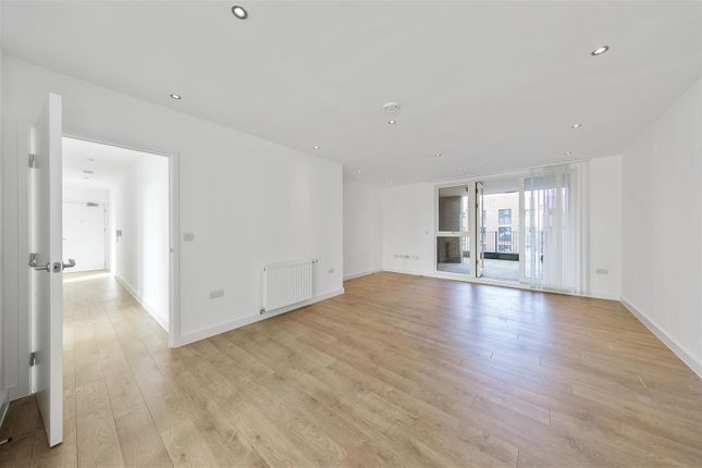 Flat to rent in Bolinder Way, London